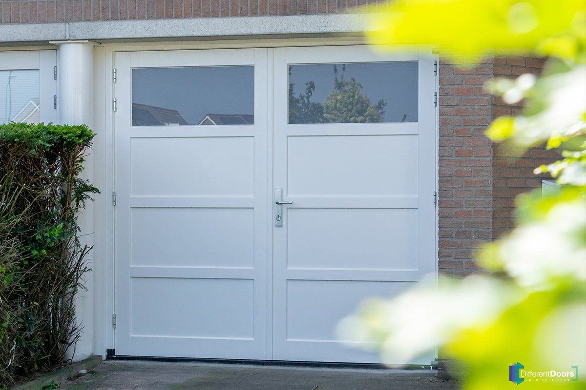 witte-openslaande-garagedeur Witte openslaande garagedeur met glas