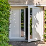 openslaande-garagedeur-hout-met-glas