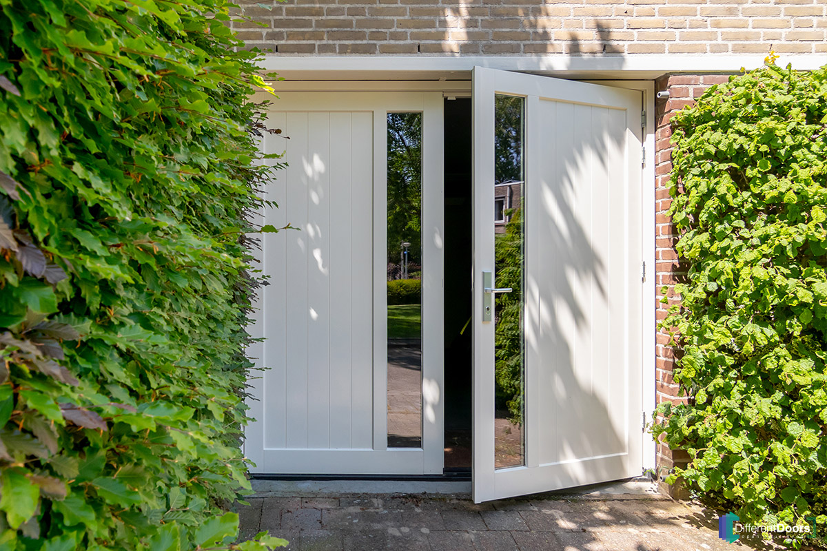 openslaande-garagedeur-hout-met-glas Houten openslaande garagedeur