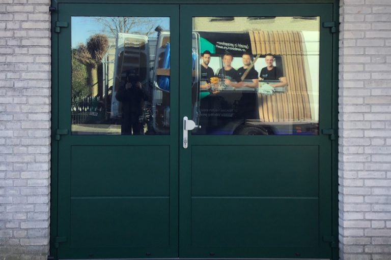 Vaste pui met groot glas en loopdeur