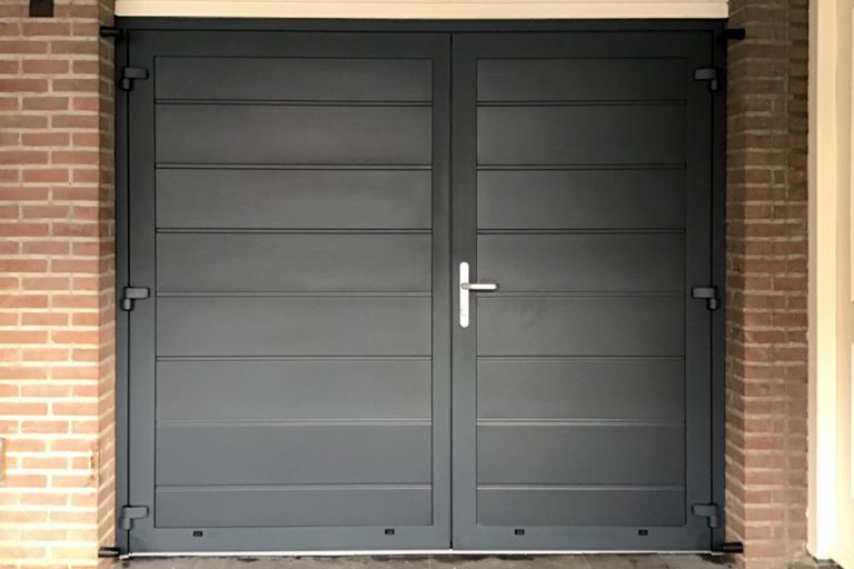 Asymmetrische openslaande garagedeuren