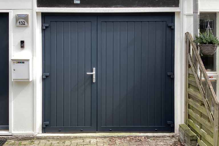 Asymmetrische openslaande garagedeuren