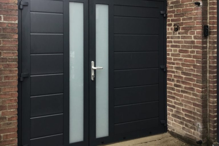 Vaste pui met loopdeur van kunststof