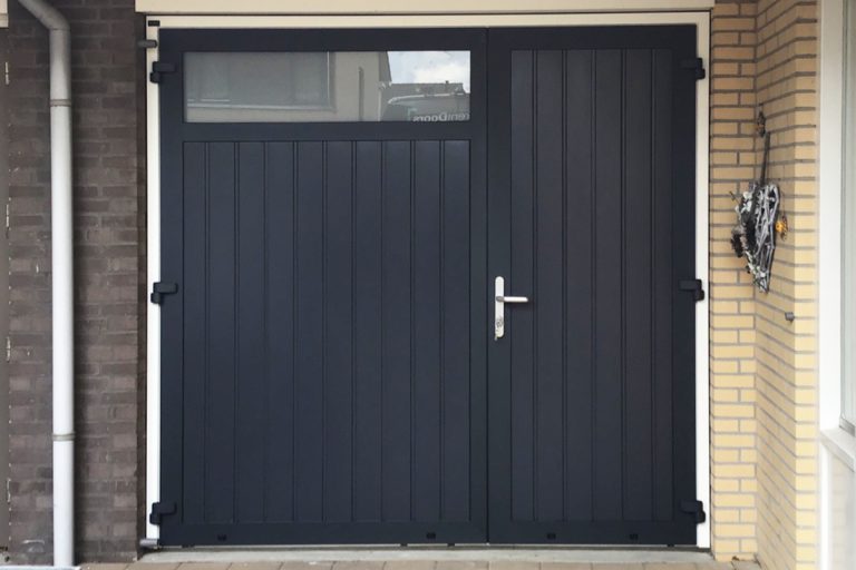 Vaste pui met loopdeur rechts