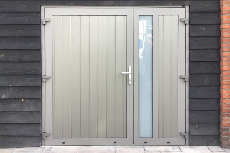 Vaste pui met loopdeur en glasstrook