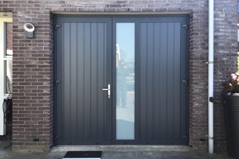 Openslaande garagedeur asymmetrisch uitgevoerd