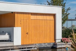 Garagedeur bij botenhuis gemaakt van hout