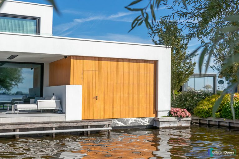 Garagedeur bij botenhuis gemaakt van hout