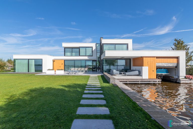 Garagedeur bij botenhuis gemaakt van hout