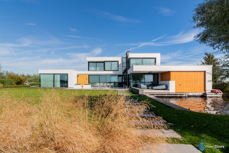 Houten garagedeur bij botenhuis