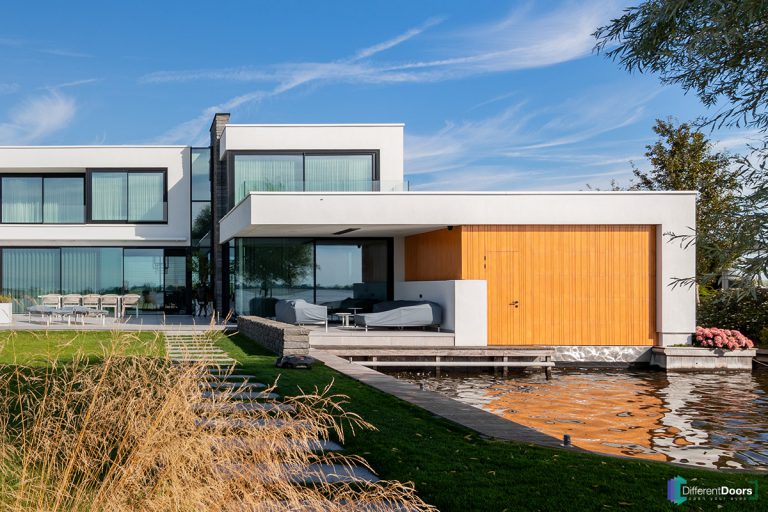 Houten garagedeur bij botenhuis