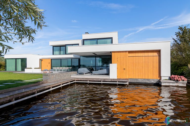 Houten garagedeur bij botenhuis