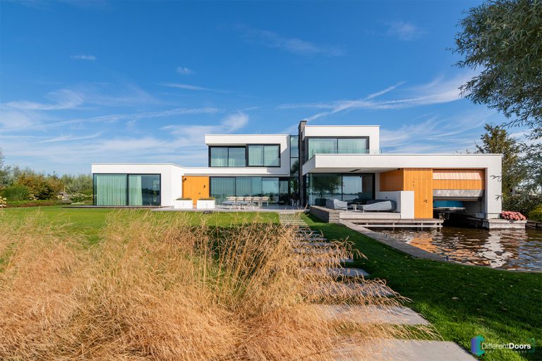 Garagedeur bij botenhuis gemaakt van hout
