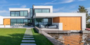 Garagedeur met loopdeur gelijk in de gevel bij botenhuis