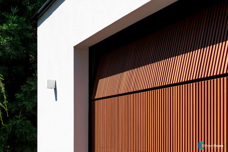 Houten garagedeur achter de dag