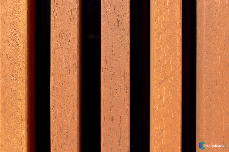 Houten garagedeur achter de dag