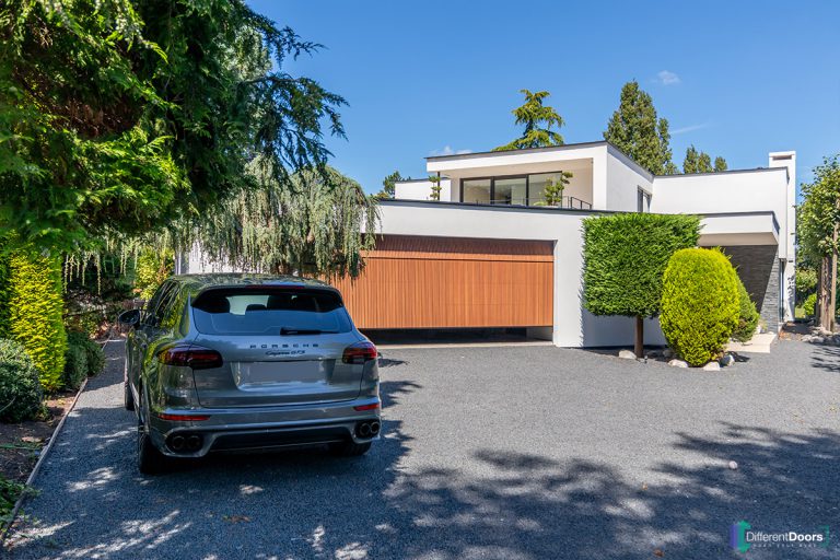 Houten garagedeur achter de dag