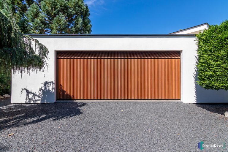 Houten sectionaaldeur achter de dag