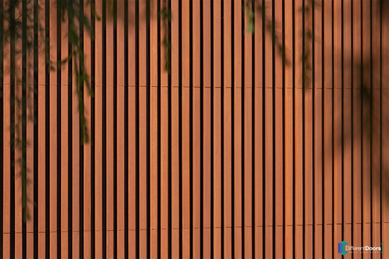 Houten sectionaaldeur achter de dag