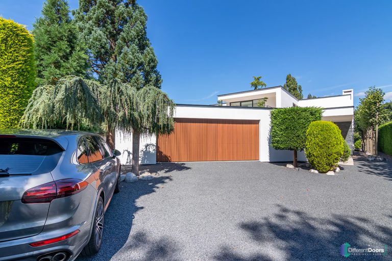 Houten sectionaaldeur achter de dag