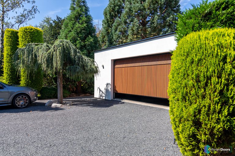 Houten sectionaaldeur achter de dag