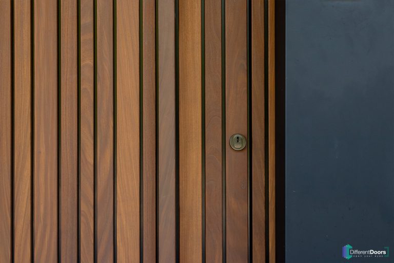 Houten garagedeur gelijk met de gevel