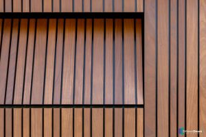 Houten garagedeur gelijk met de gevel