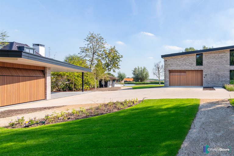 Houten garagedeur gelijk met de gevel