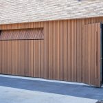 Houten garagedeur gelijk met de gevel