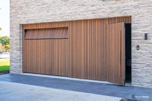 Houten garagedeur gelijk met de gevel