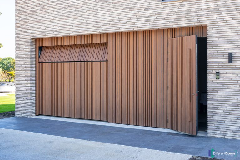 Houten garagedeur gelijk met de gevel