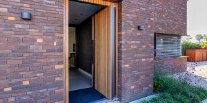 Houten pivoterende deur