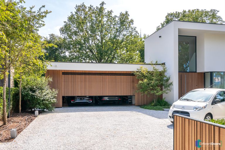 Houten garagedeur gelijk met de gevel