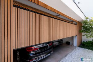 Houten sectionaaldeur gelijk met de gevel