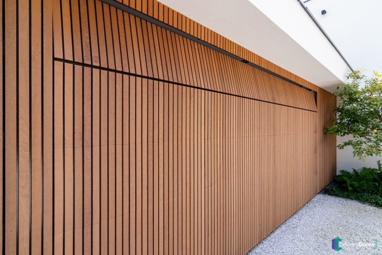 Houten sectionaaldeur gelijk met de gevel