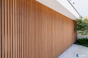 Houten sectionaaldeur gelijk met de gevel