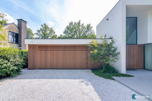 Houten sectionaaldeur gelijk met de gevel