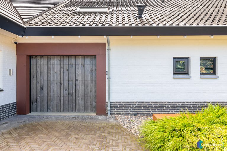 Houten garagedeur van Barnwood