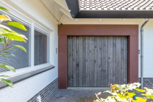 Houten garagedeur van Barnwood