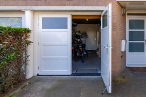 garagedeur-met-loopdeur-hout