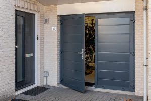 garagedeur-met-loopdeur-openslaand