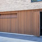 houten-sectionaaldeur-met-loopdeur