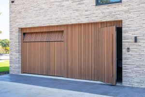 houten-sectionaaldeur-met-loopdeur