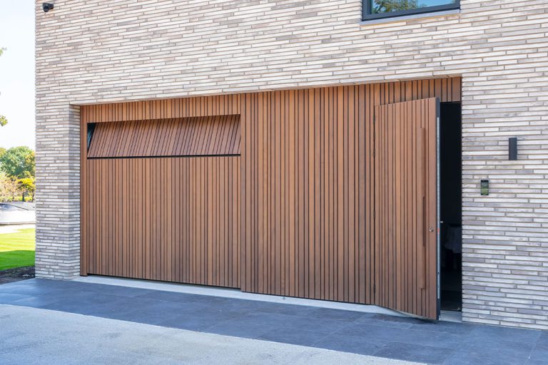 Garagedeur met loopdeur