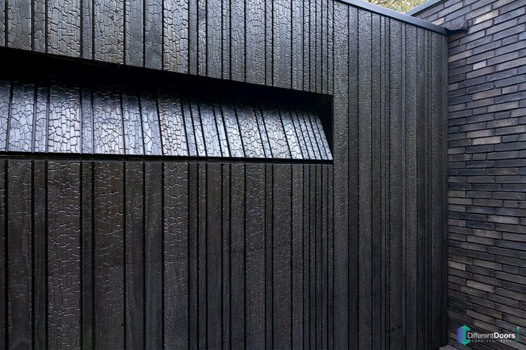 Shou Sugi Ban garagedeur - zwarthout