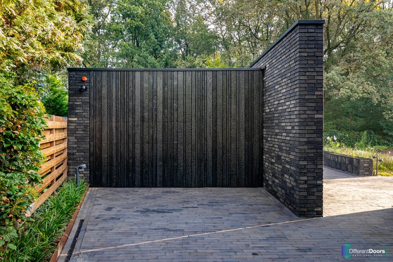 Houten garagedeur van Shou Sugi Ban