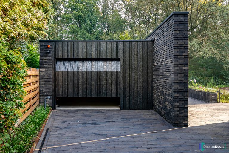 Houten garagedeur van Shou Sugi Ban