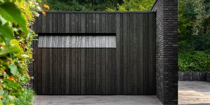 Garagedeur gelijk met de gevel - Shou Sugi Ban