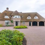 Klassieke houten garagedeuren