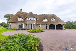 Klassieke houten garagedeuren